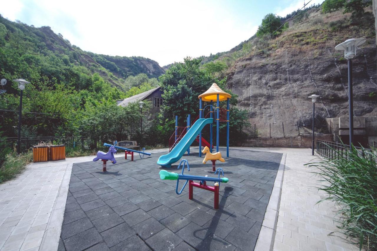 Apartamento Under The Mountain Tiflis Exterior foto